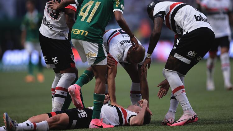 Patryck Lanza, do São Paulo, bateu a cabeça no gramado após cair de mau jeito no jogo contra o Palmeiras, pelo Brasileirão