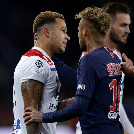 Memphis Dapay, do Lyon, e Neymar, do PSG, em jogo pelo Campeonato Francês em 2018