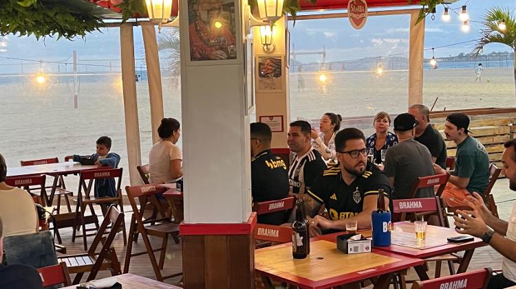 Torcedores do Atlético-MG em quiosque de Copacabana na véspera de jogo com Fluminense