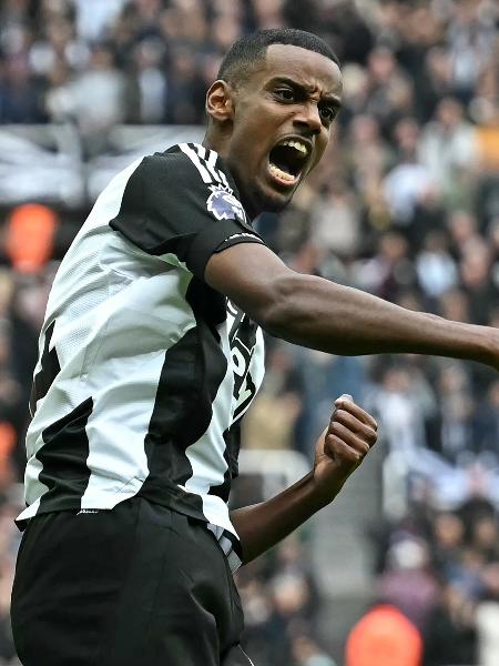 Isak comemora gol do Newcastle sobre o Arsenal pelo Campeonato Inglês