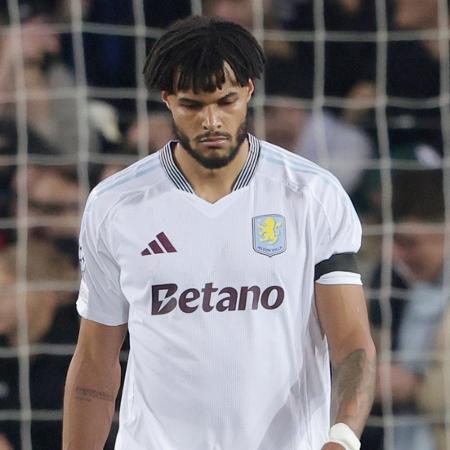 Mings se lamenta durante jogo entre Aston Villa e Club Brugge na Champions League