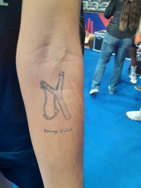 Helena Wenk tem tatuado no braço esquerdo uma homenagem ao avô Helena Wenk tem tatuado no braço esquerdo uma homenagem ao avô