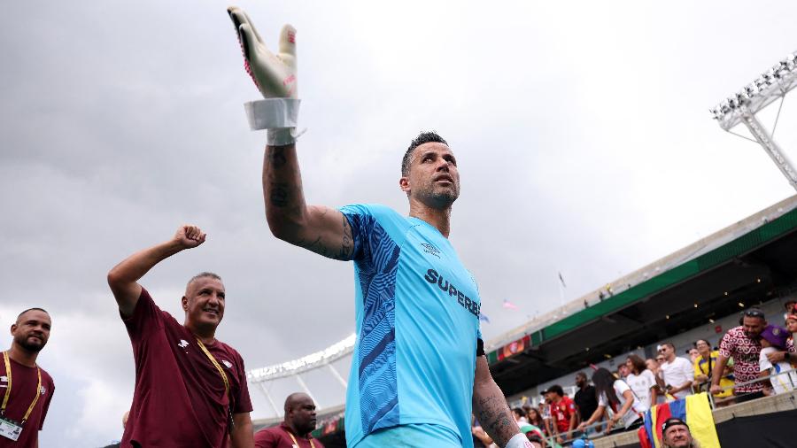Fábio e membros da comissão técnica do Fluminense comemoram após vitória sobre o Al-Hilal, no Mundial de Clubes - Megan Briggs / GETTY IMAGES NORTH AMERICA / Getty Images via AFP