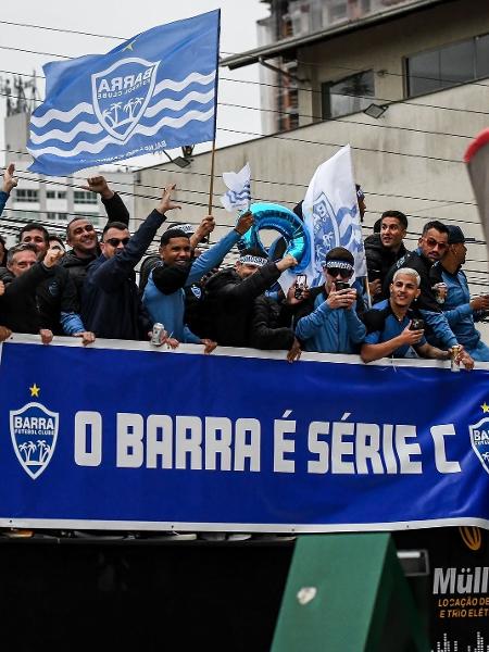 Jogadores do Barra fazem a festa durante carreata após acesso à Série C Jogadores do Barra fazem a festa durante carreata após acesso à Série C