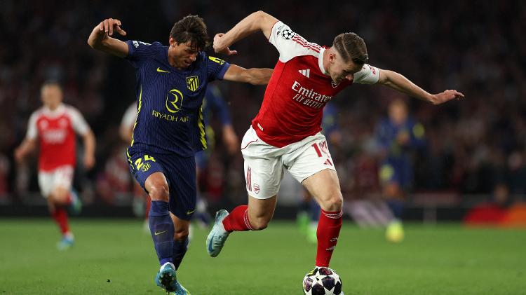 Gyokeres, do Arsenal, disputa a bola com Le Normand, do Atlético de Madri, durante semifinal da Liga dos Campeões