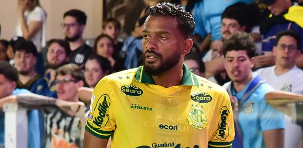 Reinaldo leva cusparada de torcedor do Santos e diz: 'Nojento, lamentável'