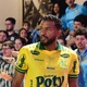 Reinaldo leva cusparada de torcedor do Santos e diz: 'Nojento, lament&aacute;vel'