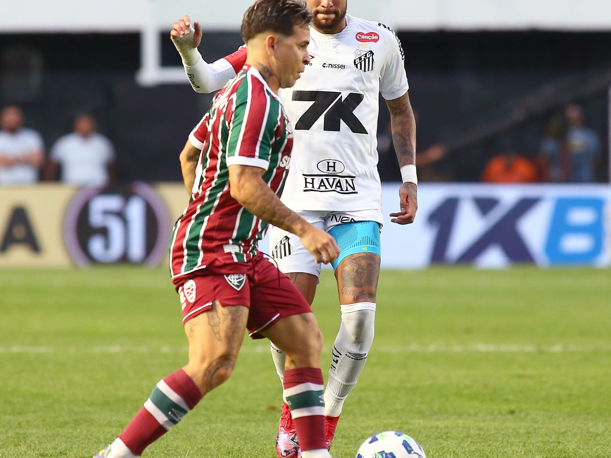 Vendido por R$ 30 mi, Soteldo revê amigo Neymar e o Santos em baixa no Flu