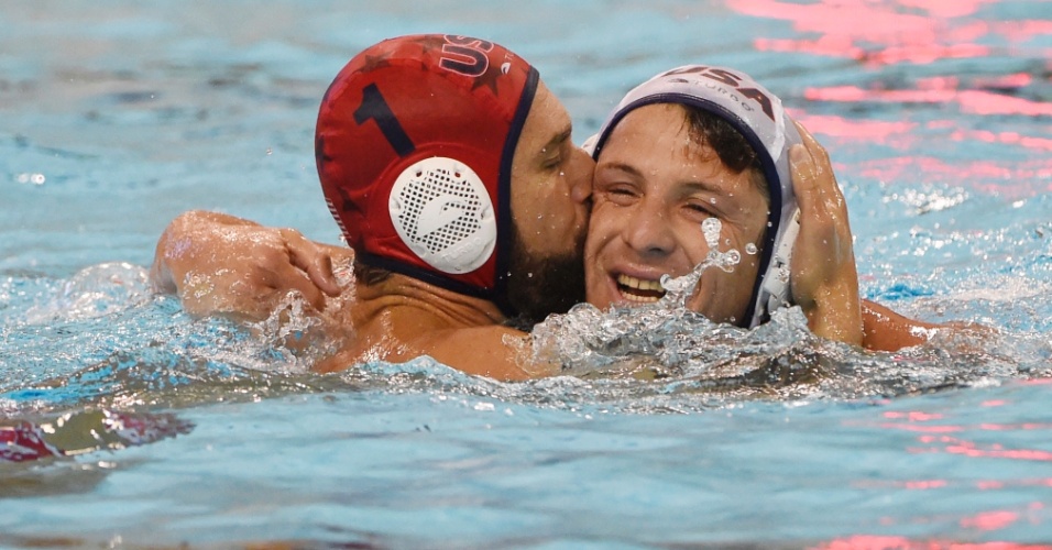 O goleiro norte-americano Merrill Moses (1) comemora o título no polo aquático com beijinho no companheiro Tony Azevedo