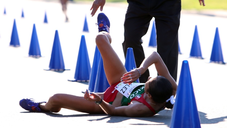 María Guadalupe González desmaia ao cruzar a linha de chegada na prova de 20km na marcha atlética - Jorge Arciga/Xinhua