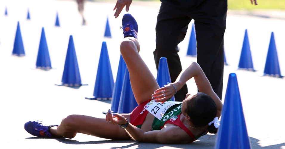 María Guadalupe González desmaia ao cruzar a linha de chegada na prova de 20km na marcha atlética