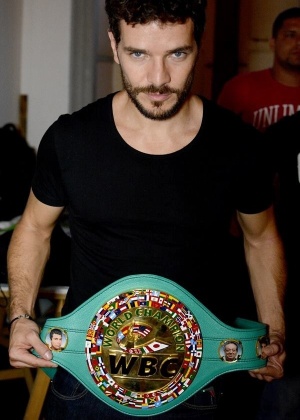 Daniel de Oliveira posa com cinturão de campeão do mundo de Eder Jofre - José Guertzenstein/Divulgação - José Guertzenstein/Divulgação