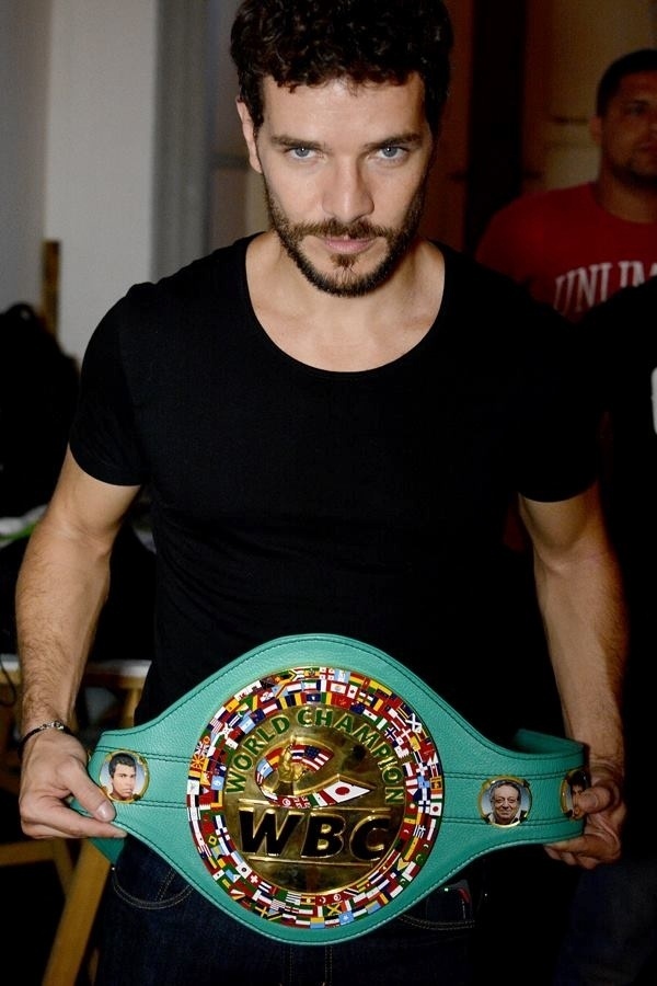 Daniel de Oliveira posa com cinturão de campeão do mundo de Eder Jofre - José Guertzenstein/Divulgação