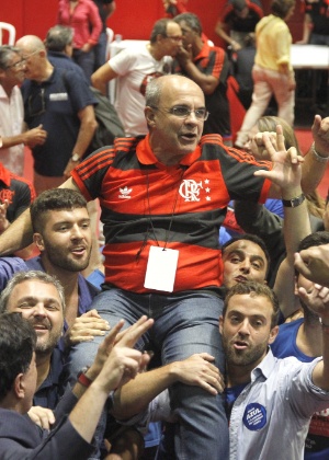 Presidente reeleito, Eduardo Bandeira de Mello comemora a vitória na eleição nos braços da torcida - Gilvan de Souza/Flamengo - Gilvan de Souza/Flamengo