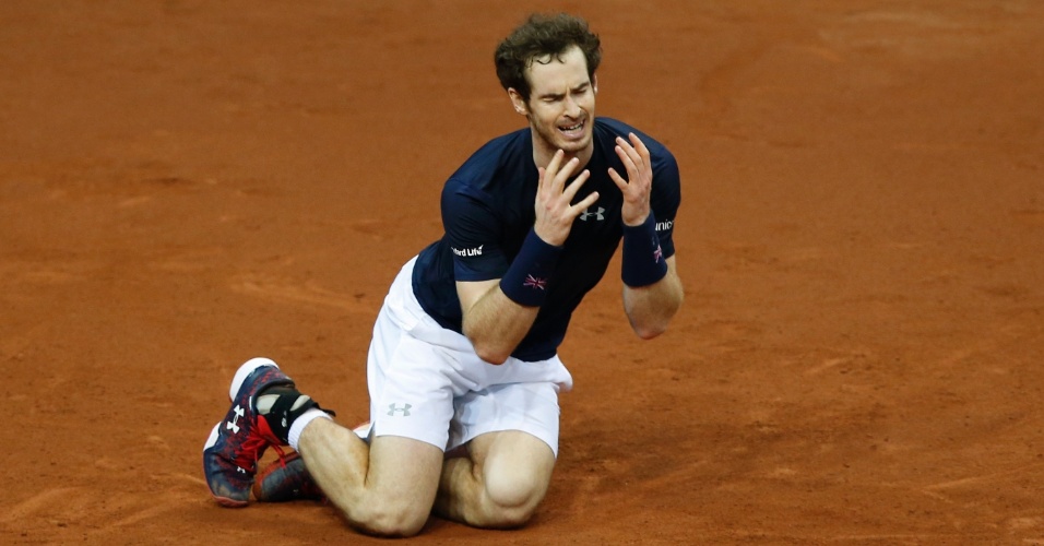 29.nov - Andy Murray, da Escócia, desaba no chão ao bater belga David Goffin e confirmar título da Grã-Bretanha na Copa Davis