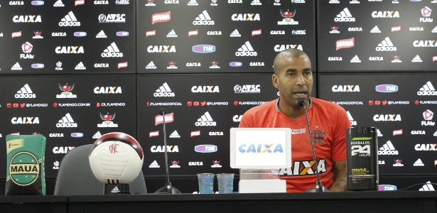 No rodízio promovido por Muricy, Emerson Sheik ocupa agora o banco de reservas - Gilvan de Souza/ Flamengo