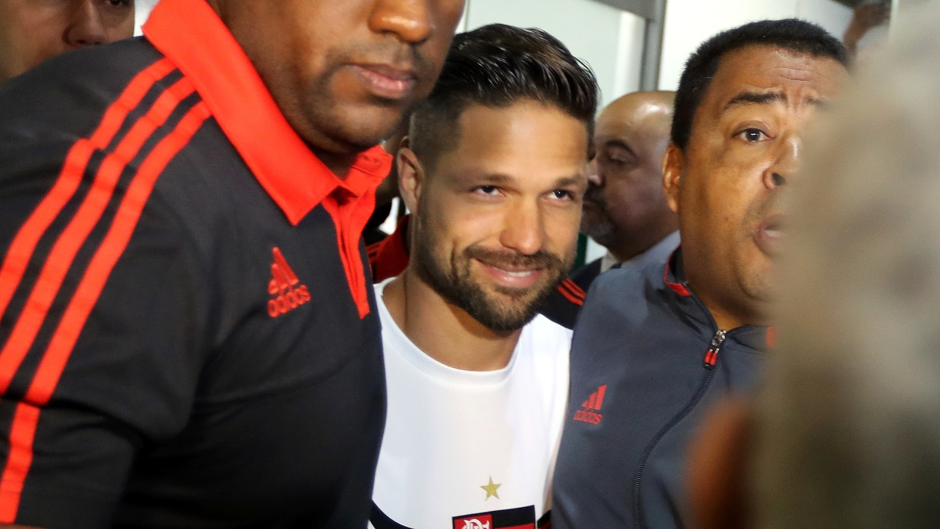 Cercado de seguranças, Diego desembarca no Aeroporto Santos Dumont, no Rio de Janeiro - Júlio César Guimarães/ UOL