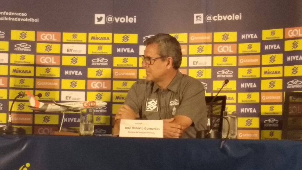 José Roberto Guimarães durante entrevista coletiva no qual anunciou a sua renovação de contrato