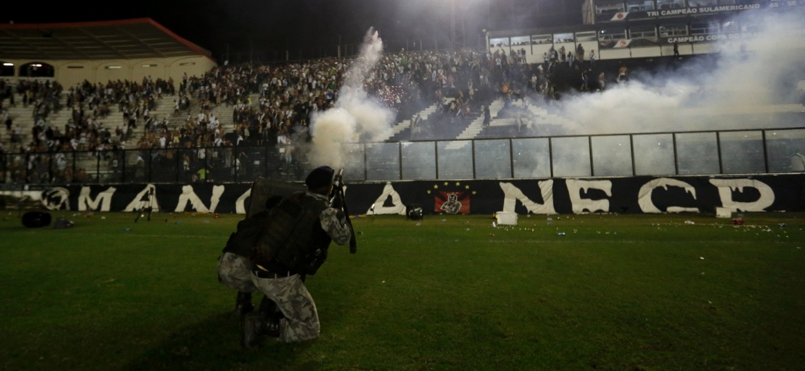 Policiais militares lançam bombas de gás lacrimogêneo e spray de pimenta contra a torcida do Vasco, em São Januário - Luciano Belford/Agif/Estadão Conteúdo