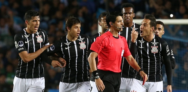 Rodriguinho foi expulso em seu último jogo na Argentina pelo Corinthians, em 2017, pelo Racing - Agustin Marcarian/Reuters