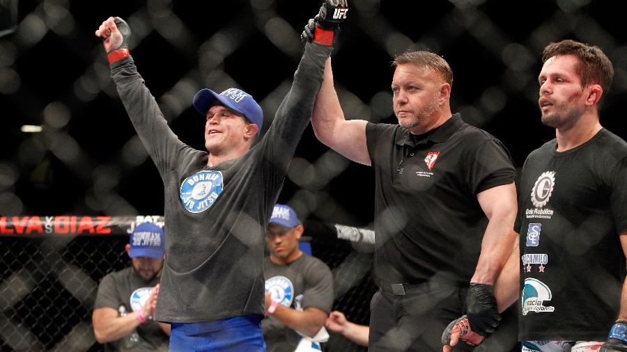 Evan Dunham comemora vitória sobre o Rodrigo Damn no UFC 182 - Steve Marcus/Getty Images