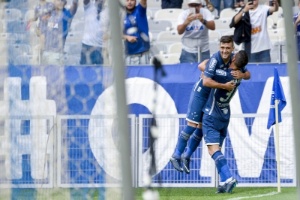 Desfalque forçado, Arrascaeta comemora gol onde a aranha faz a teia