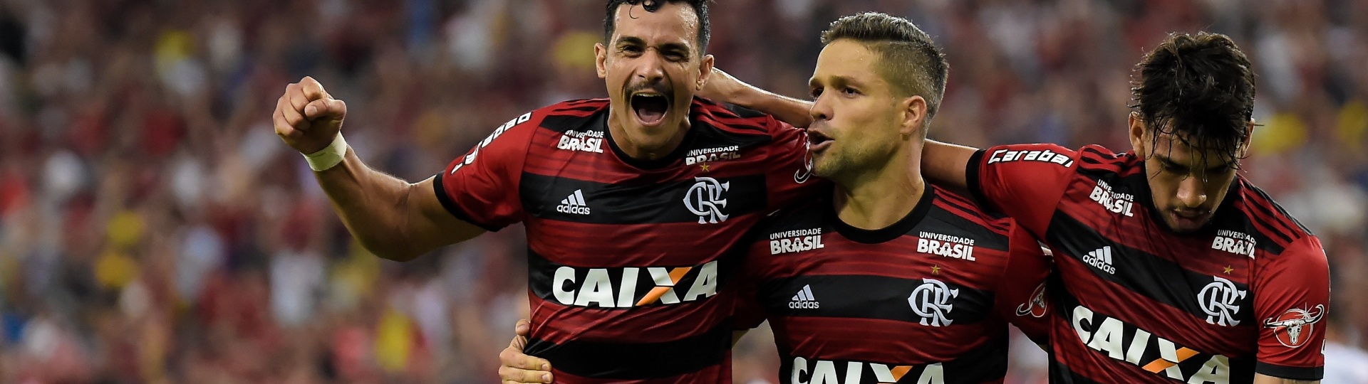 Diego comemora com Henrique Dourado e Lucas Paquetá o gol marcado pelo Flamengo sobre o Vitória
