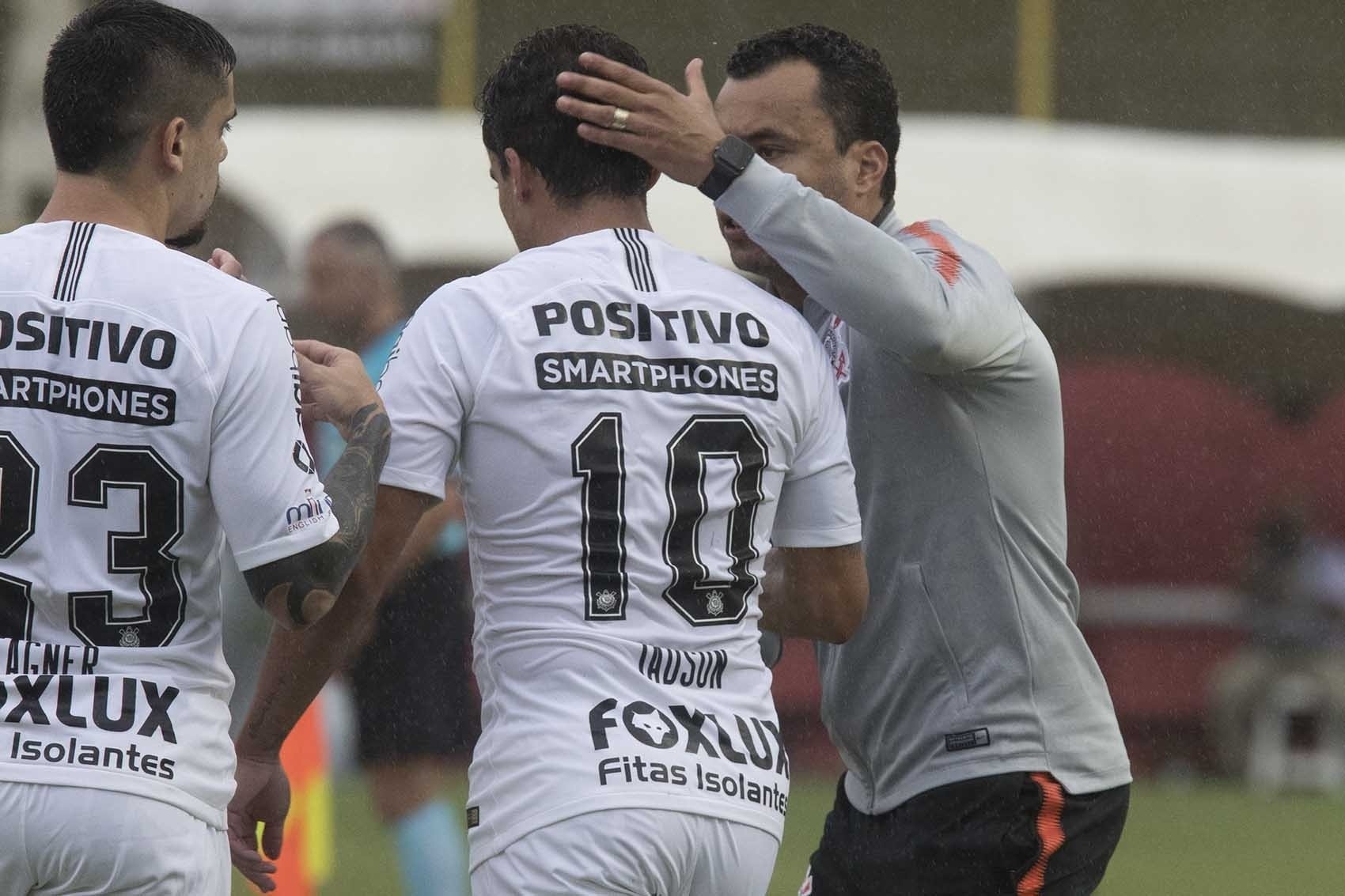 Jair Ventura celebra gol de Jadson no empate entre Corinthians e Vitória