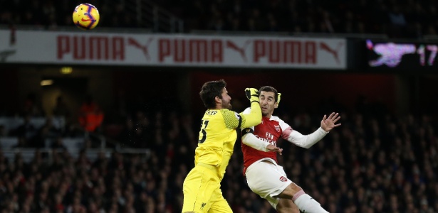 Alisson sai errado em cruzamento e quase entrega gol - Ian KINGTON / IKIMAGES / AFP - Ian KINGTON / IKIMAGES / AFP