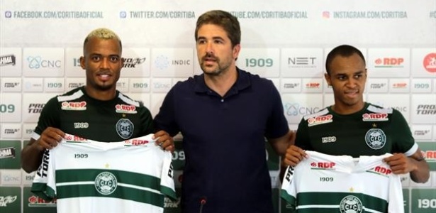 João Vitor (E) e Sávio (D), apresentados no Coritiba pelo gerente Rodrigo Pastana (C) - Comunicação CFC