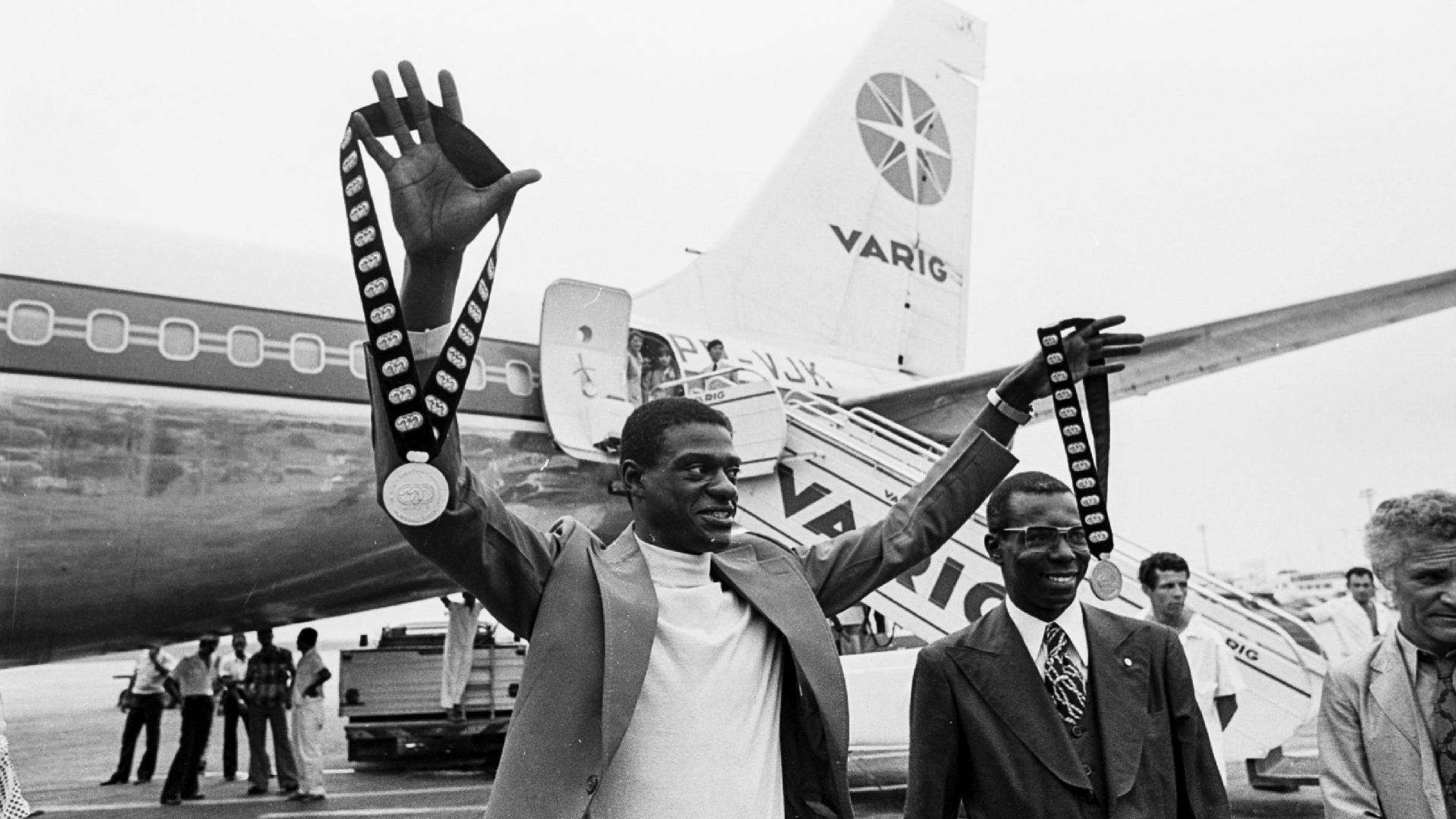 João do Pulo mostra medalhas que ganhou nos Jogos Pan-Americanos do México - Foto: J. Franca/Folhapress