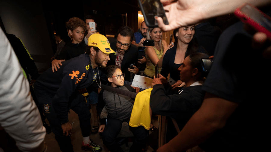 Neymar é tietado por torcedores em chegada da seleção a hotel em Brasília - Lucas Figueiredo/CBF