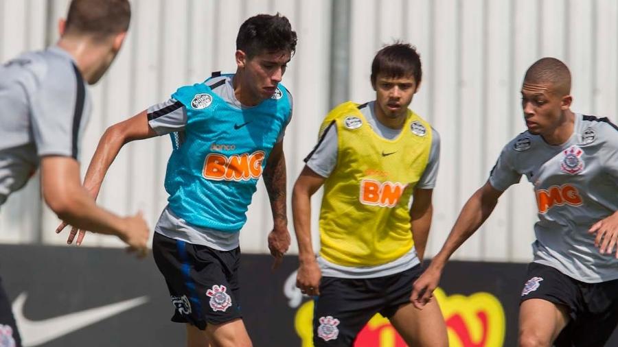 Araos e Romero (ambos com coletes) vivem baixa no Corinthians e devem respirar novos ares no segundo semestre - Daniel Augusto Jr. / Ag. Corinthians