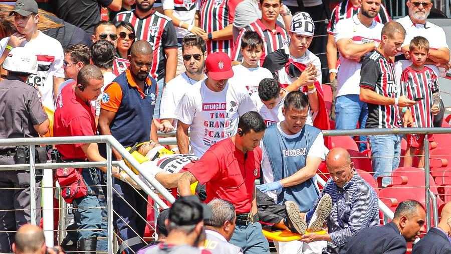 Torcedor recebe atendimento após cair da arquibancada, durante partida entre São Paulo e Grêmio, no Morumbi - MARCELLO FIM/O FOTOGRÁFICO/ESTADÃO CONTEÚDO