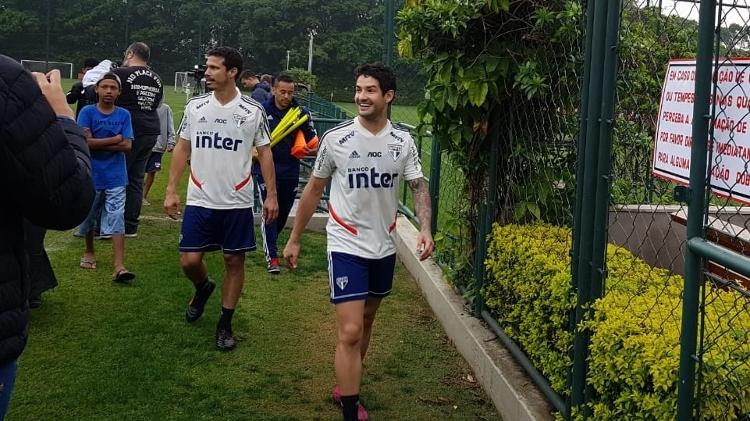 Em recuperação, Pato e Hernanes foram à campo para fazer exercícios com bola - Flávio Latif/UOL