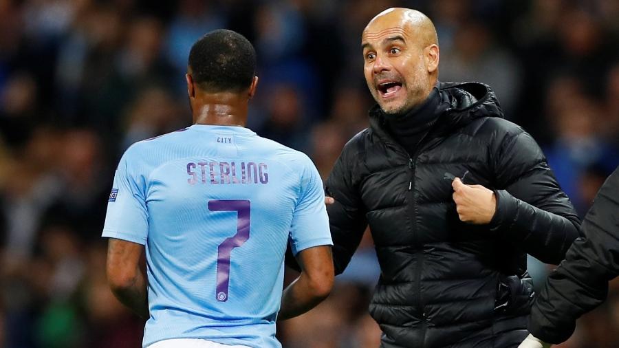 Sterling recebe orientação de Guardiola durante jogo Manchester City e Atalanta - Jason Cairnduff/Reuters