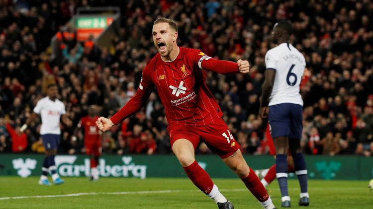 Henderson: volante tem facilidade para inverter o jogo e desafogar o Liverpool - Phil Noble/Reuters