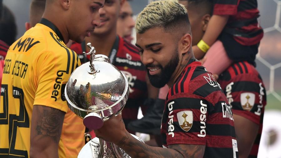 Gabigol carrega taça da Libertadores após título do Flamengo - CRIS BOURONCLE / AFP