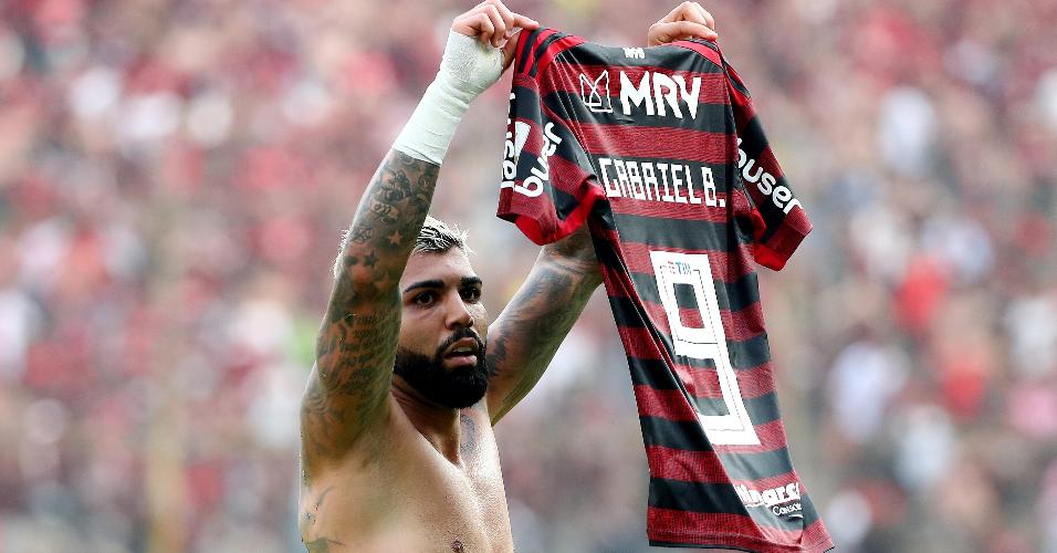 Gabriel mostrou a camisa para a torcida após o segundo gol do Flamengo
