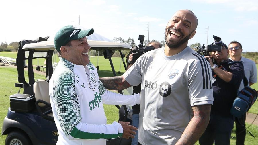 O treinador do Montreal, Thierry Henry, conversa com Vanderlei Luxemburgo em treino do Palmeiras em Orlando - 	Cesar Greco