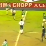 Edmundo faz embaixadinhas em final entre Palmeiras e Corinthians, pelo Campeonato Paulista de 1993 - undefined