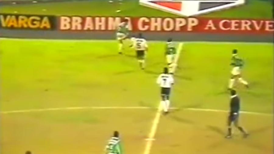 Edmundo faz embaixadinhas em final entre Palmeiras e Corinthians, pelo Campeonato Paulista de 1993 - Reprodução/TV Cultura