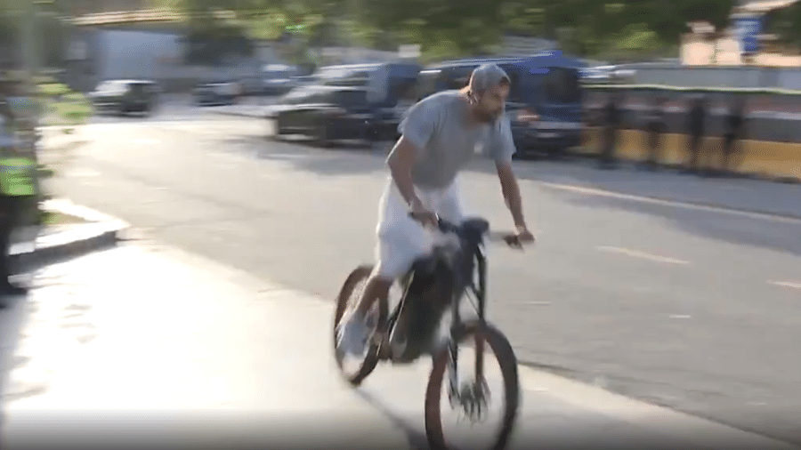 Piqué chega de bicicleta para jogo do Barcelona - Reprodução