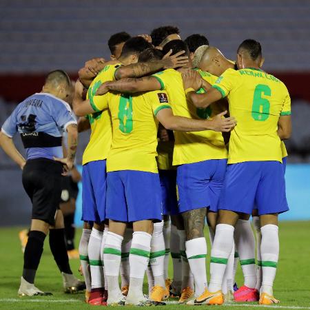 Jogadores da seleção brasileira comemoram gol contra o Uruguai em jogo das Eliminatórias - Raúl Martínez-Pool/Getty Images