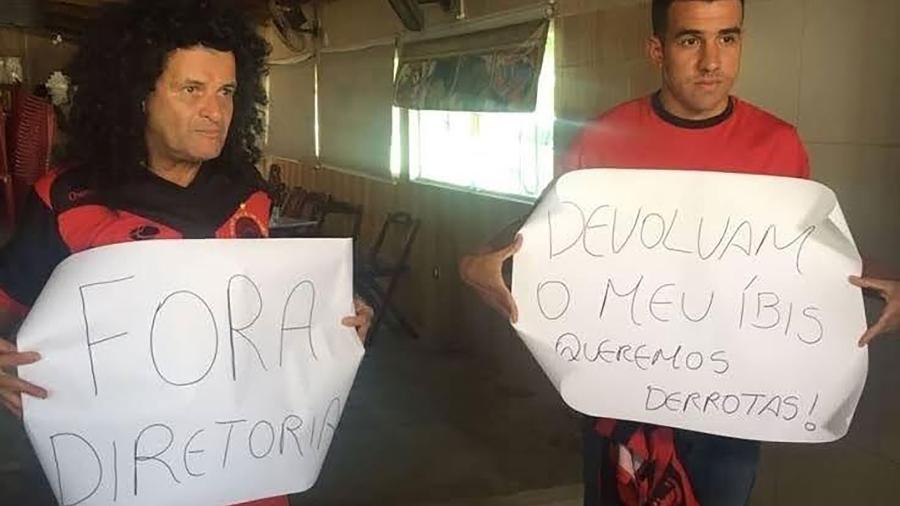 Mauro Shampoo e Nilsinho, do Íbis, brincam com protesto para a volta das derrotas, em 2017 - Divulgação