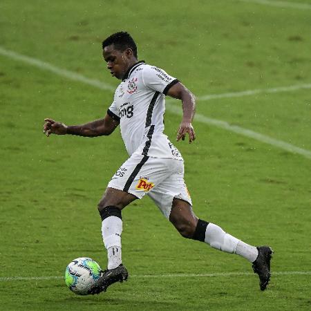 Cazares conduz a bola na partida entre Botafogo e Corinthians, no Nilton Santos - Thiago Ribeiro/AGIF