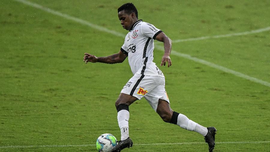 Cazares conduz a bola na partida entre Botafogo e Corinthians, no Nilton Santos - Thiago Ribeiro/AGIF