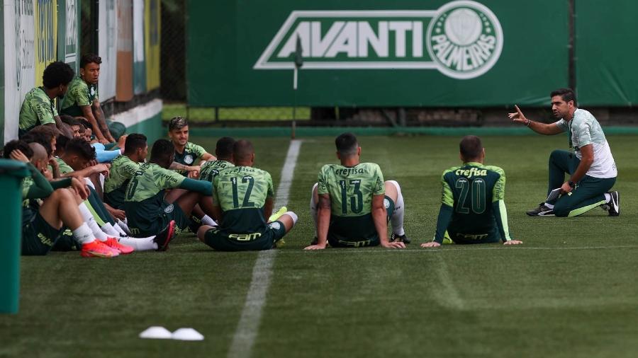 Elenco do Palmeiras conversa com Abel Ferreira antes da final da Copa do Brasil - Cesar Greco