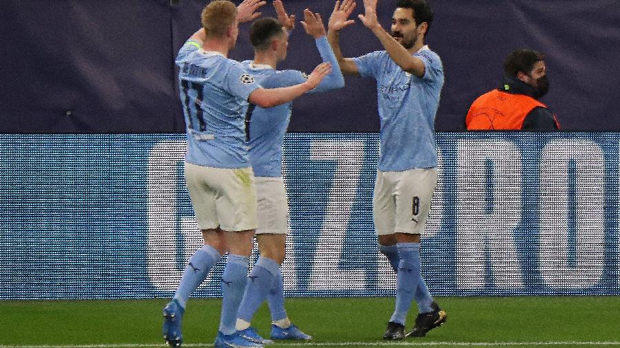 Gundogan comemora o segundo gol do City com De Bruyne e Phil Foden - PETER KOHALMI/AFP