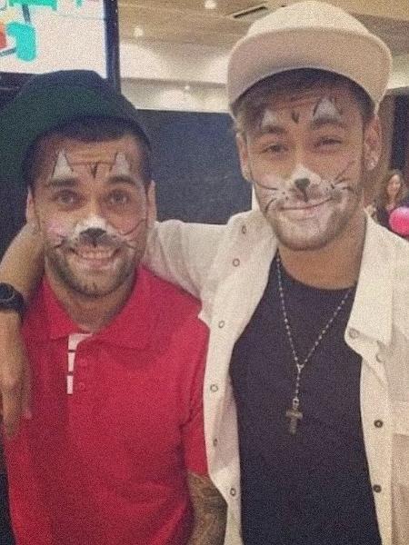 Dani Alves deseja boa Páscoa com foto maquiado de coelhinho com Neymar - Instagram